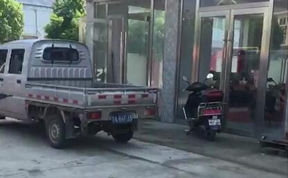 展廳門口，二次構(gòu)造柱泵準備裝車ing